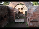 00092 ostia - necropoli della via ostiense (porta romana necropolis) - b12 - colombari gemelli - gesehen von der via dei sepolcri - 12.2018.jpg